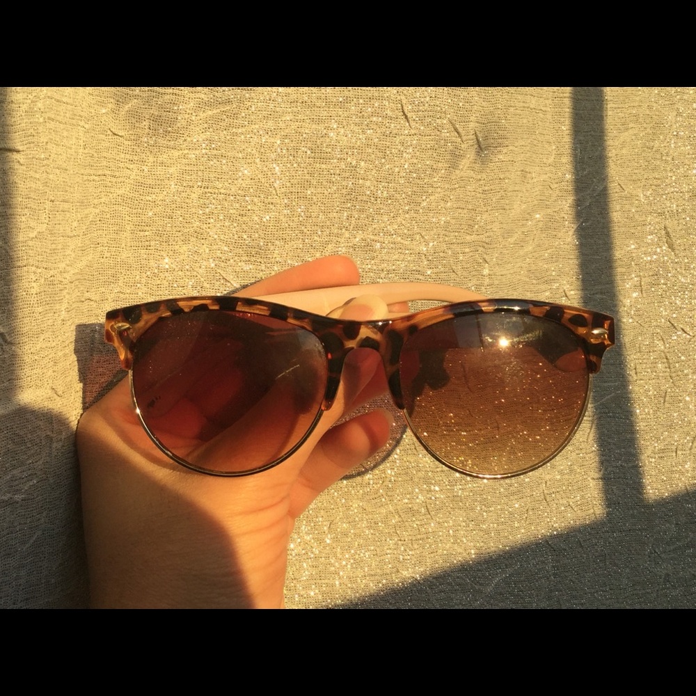 Tortoise print glasses